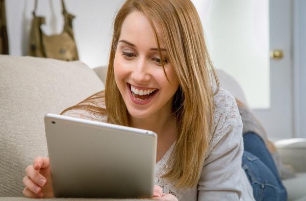 Junge Frau schaut in ein Tablet