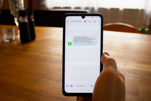 Blick auf ein Smartphone - Smishing