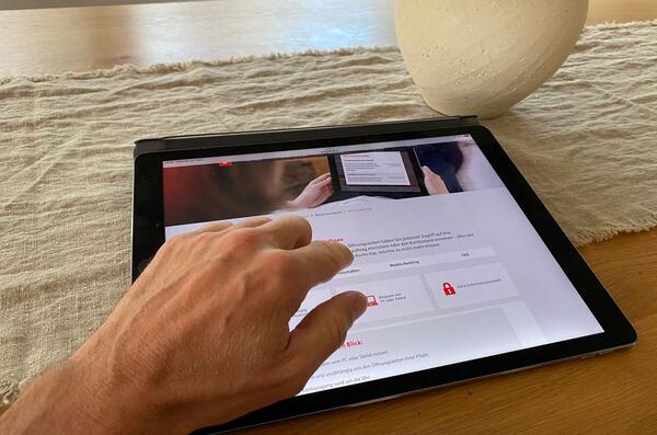 Tablet mit ge�ffneter Website