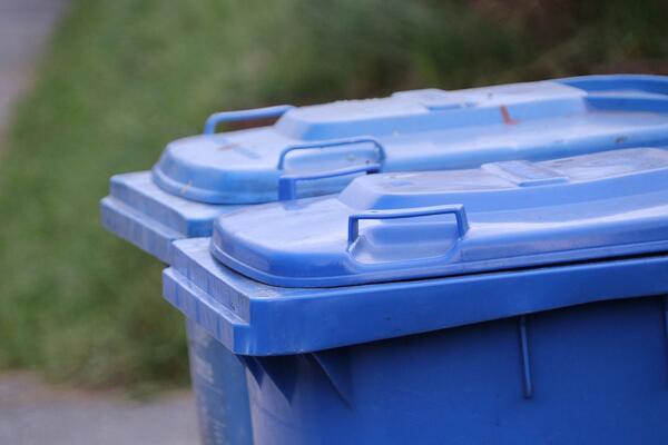 Blaue Papiertonnen