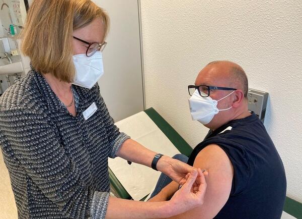 Hauptamtlicher Kreisbeigeordneter und Gesundheitsdezernent Hans-Peter Stock erhält von Ärztin Christine Jung die Grippeschutzimpfung.
