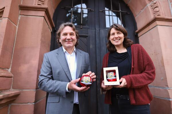 Vorstellung der Gießener Weihnachtskugel 2022 durch GiMa-Geschäftsführer Frank Hölscheidt und Museumsleiterin Katharina Weick-Joch