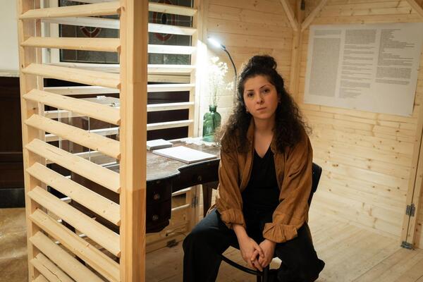 Ayşe G�vendiren im Herbst 2022 vor der Schreibstube im Stadttheater