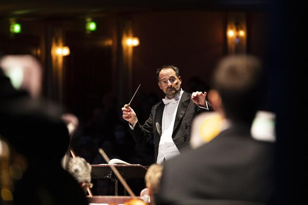Andreas Sch�ller dirigiert das Philharmonische Orchester Gie�en