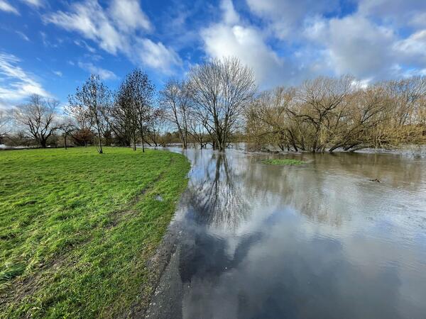Erh�hter Wasserstand am 12.01.2023 in der Lahn H�he Wieseckm�ndung