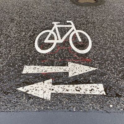 Fahrradpiktogramm auf einer Stra&szlig;e