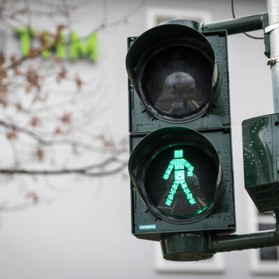 Der THM-Ampelroboter an der Einm�ndung der Eichg�rtenallee in die Molkestra�e.