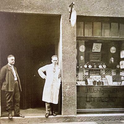 Josef Wohlgeruch vor seinem Uhrmachergeschft
