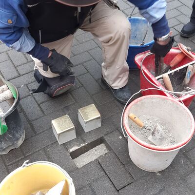 Gunter Demnig verlegt Stolpersteine in der Liebigstra�e 13 - Ludwig und Berta Rosenthal 