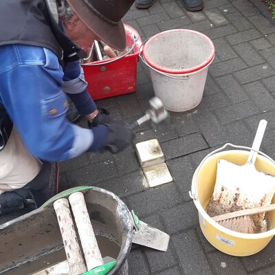 Gunter Demnig verlegt Stolpersteine in der Liebigstra�e 13 - Ludwig und Berta Rosenthal 
