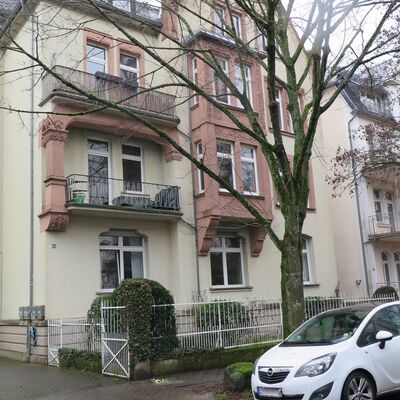 Liebigstrae 33 nach der Stolpersteinverlegung (fr Rosa Ettlinger, Gustav Sternberg und  Helene Hammerschlag)