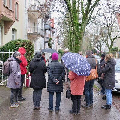Gruppe in der Liebigstrae 33 beim Verlegen der Stolpersteine in der Liebigstr. 33