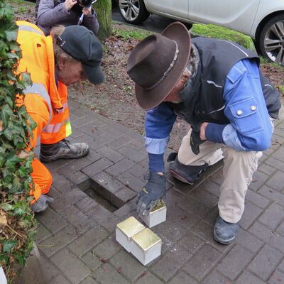 Gunter Demnig und ein stdtischer Arbeiter verlegen Stolpersteine in der Liebigstrae 33