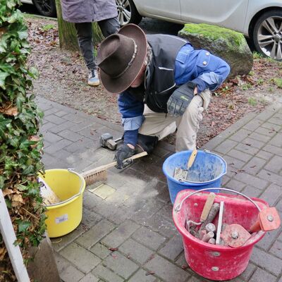 Gunter Demnig beim Verlegen der Stolpersteine in der Liebigstrae 33