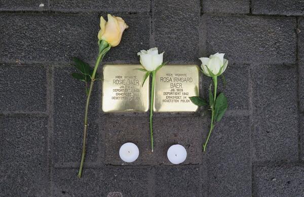 Stolpersteine für Rosie und Rosa Irmgard Baer in der Walltorstraße 30