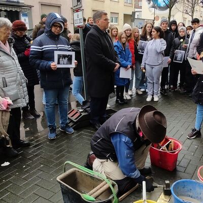 Gunter Demnig verlegt in der Walltorstra�e 30 vor einigen Zuschauern Stolpersteine