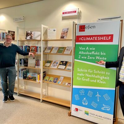 Bürgermeister Wright und Bibliotheksleiter Leyener-Rupp vor dem #climateshelf