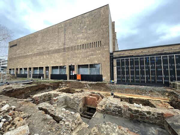 Fundamente der ehemaligen Neuen Synagoge vor der heutigen Kongresshalle2