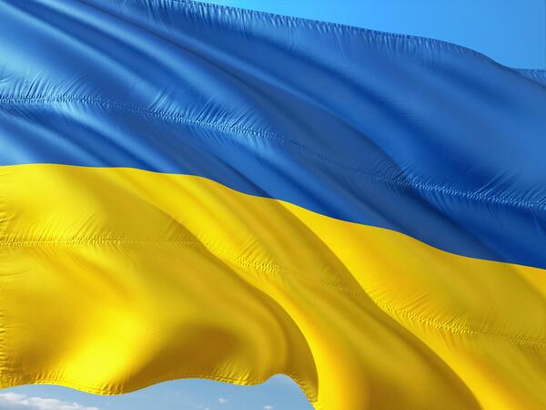 Wehende Flagge der Ukraine