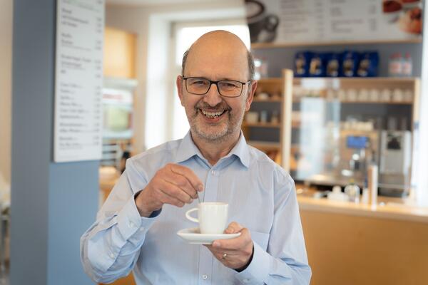 Prof. Beutelspacher mit Kaffeetasse
