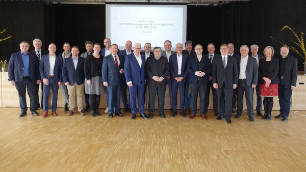 Gruppenbild mit Minister Tarek Al-Wazir (10.v.r.): der Aufsichtsrat der Regionalmanagement Mittelhessen GmbH                           