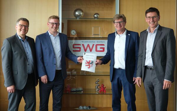 Unterzeichneter Konzessionsvertrag: Oberbürgermeister Frank-Tilo Becher, Bürgermeister Alexander Wright sowie die SWG-Vorstände Matthias Funk und Jens Schmidt unterzeichneten den neuen Gas-Konzessionsvertrag zwischen der Stadt Gießen und den SWG.