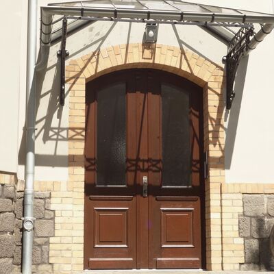 Gebäude Keplerstraße 1 - erneuerte Haustür und saniertes Vordach