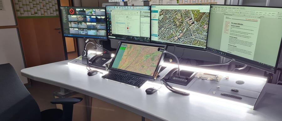 Arbeitsplatz in der Leitstelle des Ordnungsamts