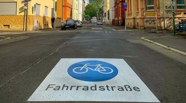 Piktogramm Fahrradstraße auf dem Asphalt