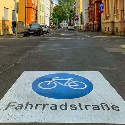 Piktogramm Fahrradstrae auf dem Asphalt