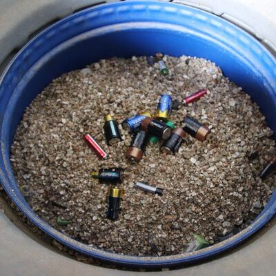 Batterien und Akkus werden im Abfallwirtschaftszentrum trocken gelagert, damit von ihnen keine Gefahr ausgeht.