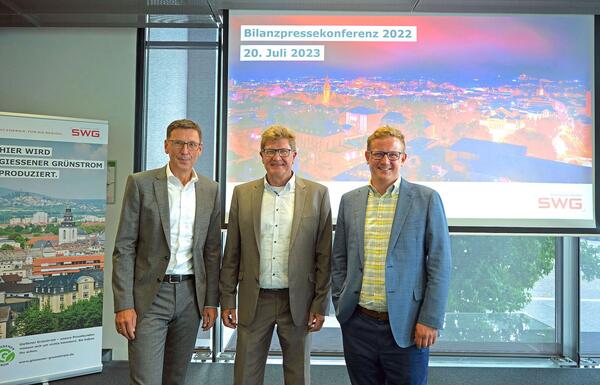 Der SWG-Aufsichtsratsvorsitzende Alexander Wright (rechts) sowie die beiden SWG-Vorst�nde Matthias Funk (Mitte) und Jens Schmidt pr�sentierten der �ffentlichkeit die Bilanz f�r das Gesch�ftsjahr 2022.