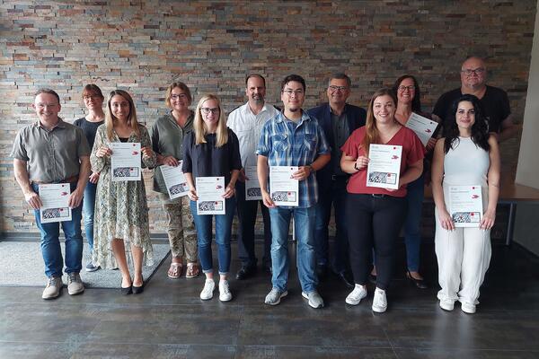 Gruppenbild: Digi-Lotsen der Gie�ener Stadtverwaltungmit OB Becher (5. von rechts)