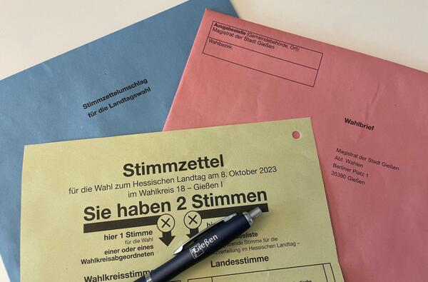 Stimmzettel und Briefwahlunterlagen der Landtagswahl 2023