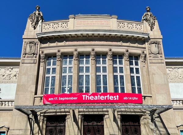 Stadttheater Gießen mit Banner zum Theaterfest am 17.09.2023