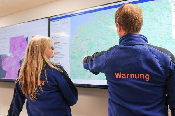 Warnteam schaut auf eine digitale Karte