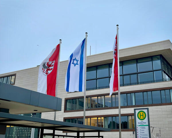 Israelische Fahne vor dem Gießener Rathaus
