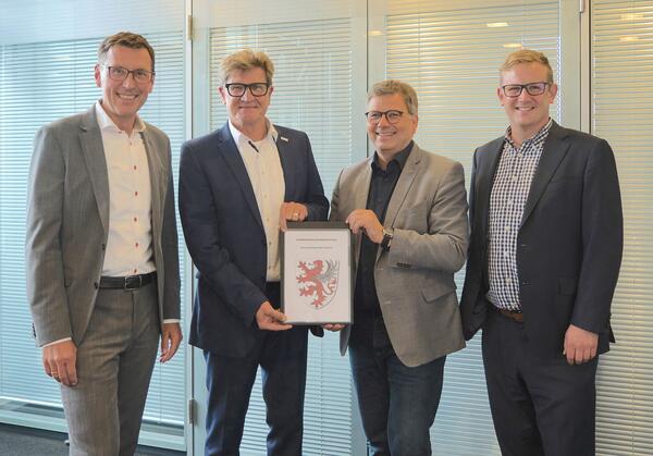 Freuen sich �ber die Kooperation f�r weitere 20 Jahre (von links): Jens Schmidt, Kaufm�nnischer Vorstand der SWG, Matthias Funk, Technischer Vorstand der SWG, Gie�ens Oberb�rgermeister Frank-Tilo Becher und Alexander Wright, B�rgermeister und Aufsichtsratsvorsitzender der SWG
