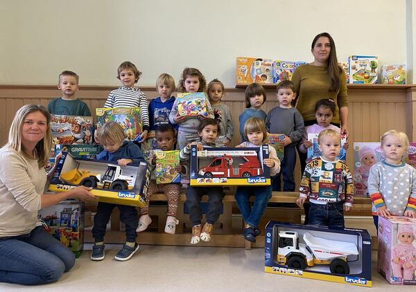 KiTa-Spielothek - Kinder mit Spielsachen im Kinderhaus Alter-Wetzlarer-Weg
