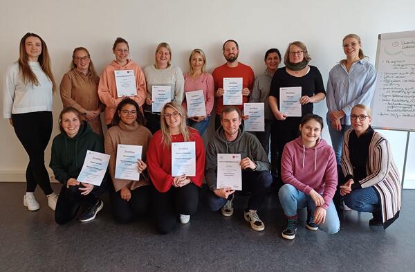 Gruppenbild: Die Erzieher*innen der st�dtischen Kindertagesst�tten und Familienzentren, die an dem Ma�nahmen zur Gesundheitsf�rderung des Gesundheitsmanagements der Stadtverwaltung Gie�en teilgenommen haben, halten ihr Teilnahmezertifikat in der Hand.
