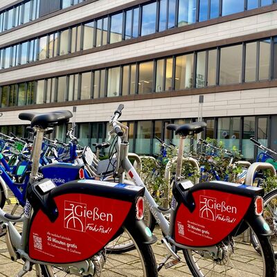 Fahrr�der von Nextbike vor dem Rathaus