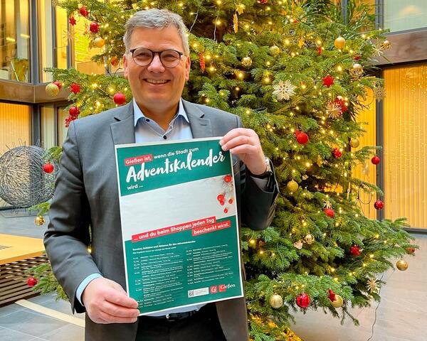 Oberbürgermeister Becher mit dem Plakat zum Adventskalender