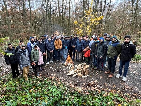 Teilnehmende einer Pflanzaktion des Ahmadiyya Muslim Jamaat und Ehrenamt Gie�en e. V.