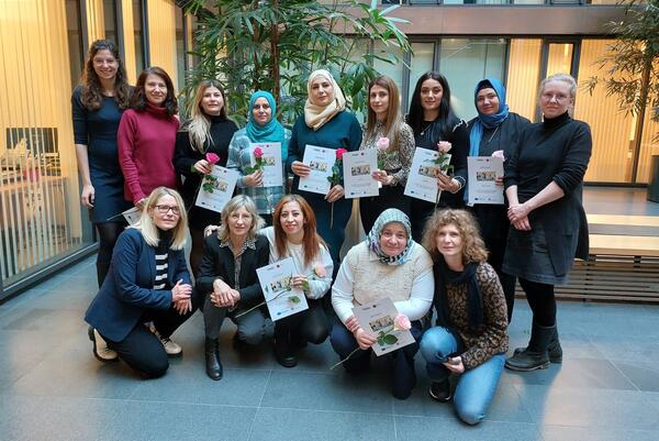 Kursteilnehmerinnen nach der Zertifikats�bergabe (mit Rose), zudem von links nach rechts: Mareike Gerhardt, B�ro f�r Integration der Stadt Gie�en, Dr. Cornelia Seitz, Gesch�ftsf�hrerin der ZAUG gGmbH, Lilly Gancheva und Petra de la Vega, Sprachlehrkr�fte der VHS Gie�en, Julia Hettenhausen, Leiterin des B�ros f�r Integration der Stadt Gie�en.