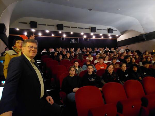 Oberb�rgermeister Becher begr��t Jugendliche im "Globalen Schulkino"