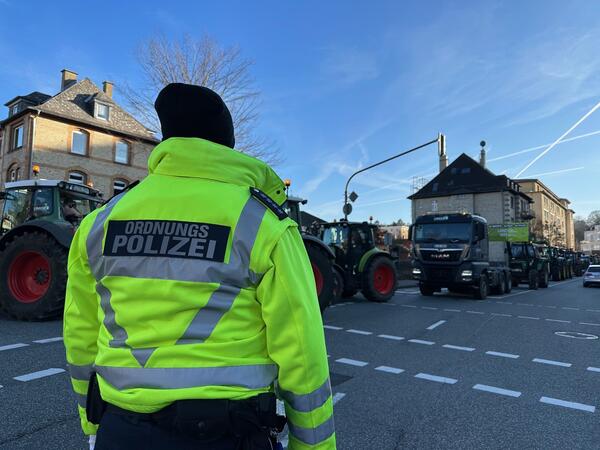 Ordnungspolizist w�hrend "Bauerndemo" am 08.01.2024 in der Moltkestra�e