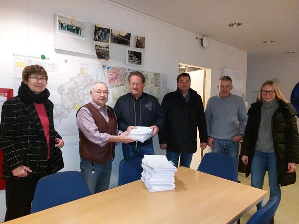 Dezernentin Eibelsh�user und die Projektverantwortlichen bei der Bauantrags�bergabe