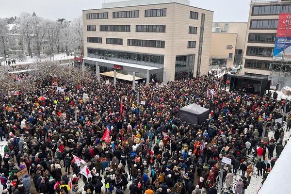 Gro�er Andrang vor dem Gie�ener Rathaus bei Demonstration gegen rechts am 20.01.2024