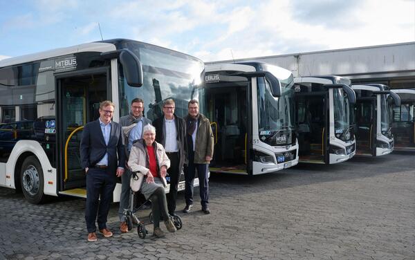 Gruppenbild vor den f�nf neuen Gelenkz�gen: vorne Stadtr�tin Gerda Weigel-Greilich, hinten von links: B�rgermeister Alexander Wright, die SWG-Vorst�nde Jens Schmidt und Matthias Funk sowie Mathias Carl, Gesch�ftsf�hrer der MIT.BUS. Die neuen Fahrzeuge ersetzen �ltere aus der Flotte und sind genau wie alle anderen nahezu CO2-neutral unterwegs.