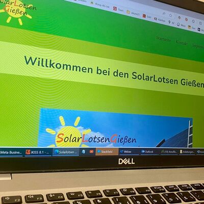 Laptop mit Website der Solarlotsen Gießen